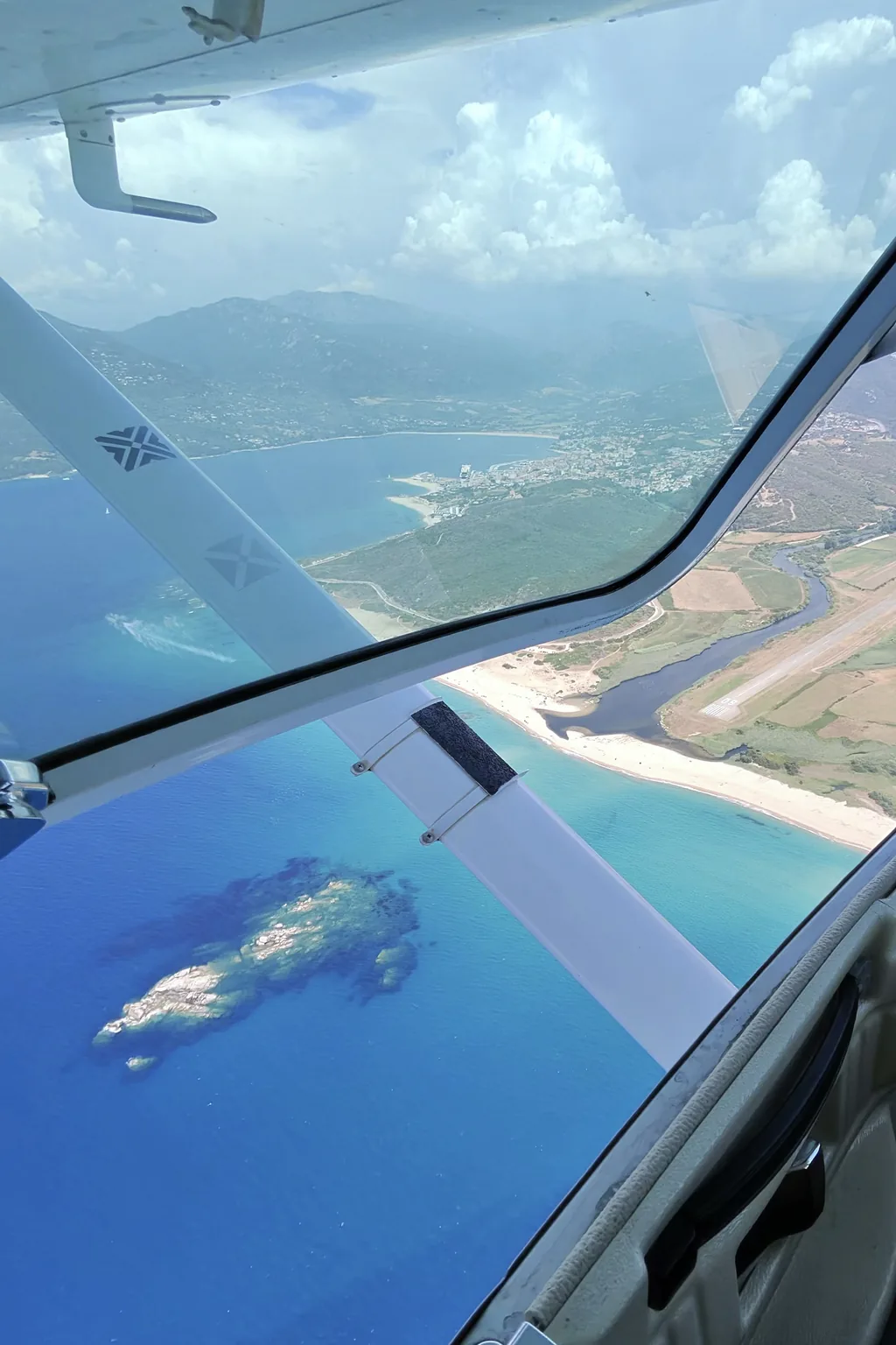 La côte corse vue depuis le cockpit d’un avion léger