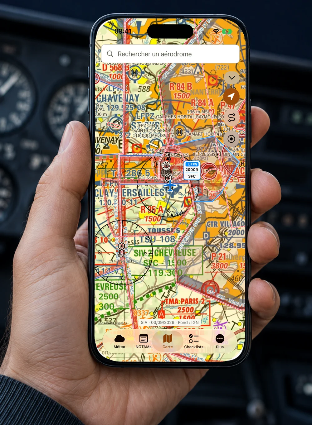 Skyaltis ouvert sur un iPhone, tenu dans le cockpit d’un avion léger