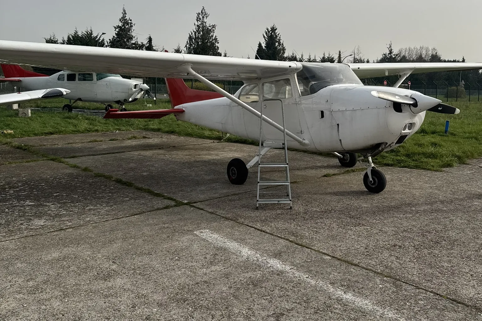 Un Cessna au parking d’un aérodrome